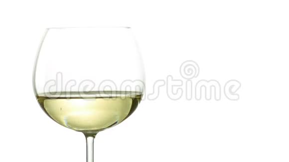 白葡萄掉进一杯白葡萄酒里视频的预览图