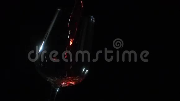 将红酒倒入玻璃杯中在黑色背景上进行超慢动作宏拍视频的预览图