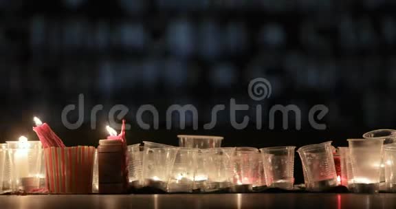 在教堂活动的夜晚低光环境下点燃真正教堂的蜡烛视频的预览图