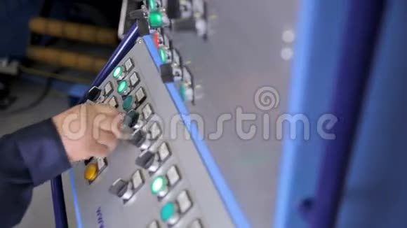 员工在工业工厂操作带有控制按钮的工业面板视频的预览图