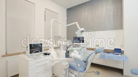 牙科诊所配有牙科椅和医疗设备的房间视频的预览图