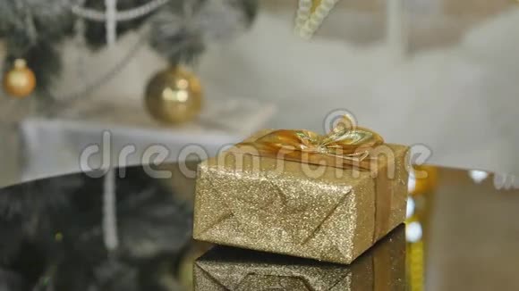 圣诞礼物放在树下的金钉箱里视频的预览图