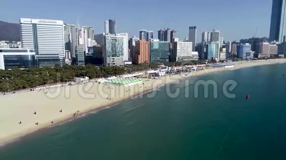 韩国釜山海恩达海滩活动的鸟瞰图亚洲视频的预览图
