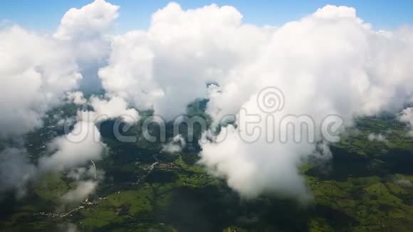 从飞机的窗户看地球和云视频的预览图