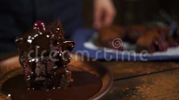 男人品尝巧克力蛋糕提供巧克力的布朗尼叠加盘视频的预览图