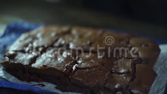 男性手在切片上切巧克力蛋糕切块蛋糕切蛋糕视频的预览图