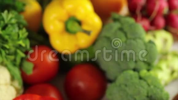 女人拿着绿色的新鲜苹果在蔬菜的背景下视频的预览图