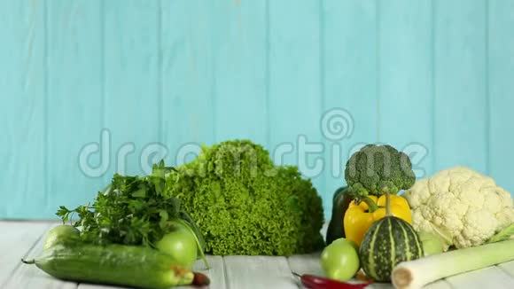 女人把带蔬菜的包裹放在木桌上视频的预览图