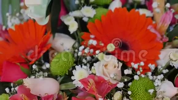 格贝拉郁金香和混合夏季花束婚礼视频的预览图