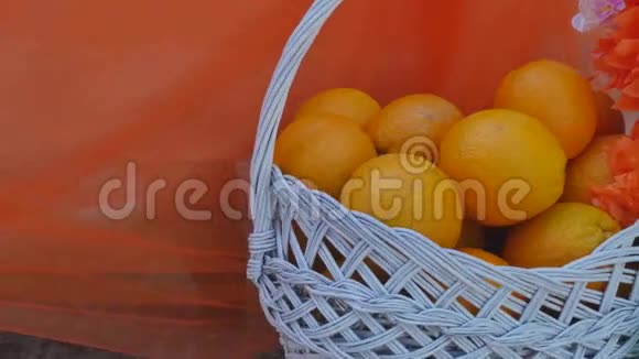 在一个装饰着蝴蝶结的漂亮篮子里的橘子视频的预览图