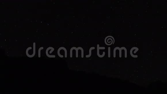 真正的夜晚4K时间间隔拍摄在星空之夜地球自转视频的预览图