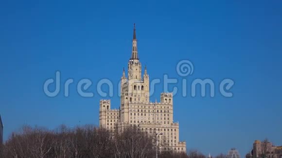 阳光明媚的春天莫斯科经典尖塔建筑之一4K发射视频的预览图