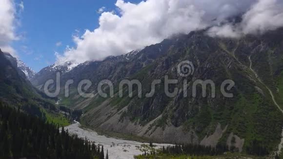 在高山和河谷上空盘旋4K盘时间的流逝视频的预览图