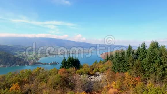 在法国阿尔卑斯山的安纳西湖上可以看到阿尔卑斯山的景色视频的预览图