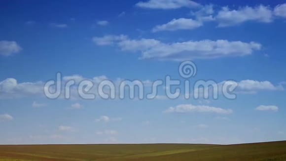 风景蓝天云彩在田野上奔跑视野的视野从远处拍摄今天的加速录像视频的预览图