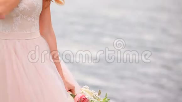 美丽的新娘河边有一束花婚礼日视频的预览图