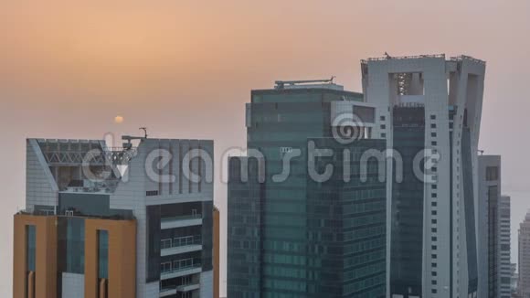 卡塔尔日出时分西湾和多哈市中心的高空俯视视频的预览图