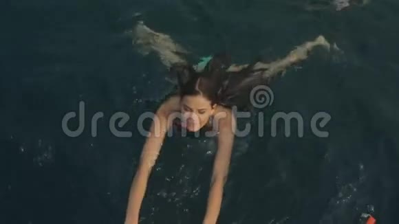 穿比基尼的迷人的年轻湿漉漉的女人爬上出海的船视频的预览图