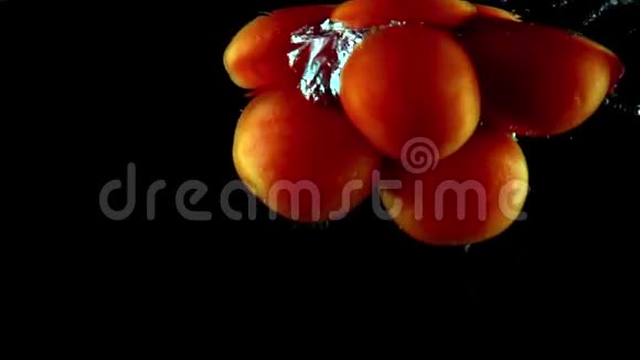 一串红色成熟的西红柿落在水下超级慢镜头视频的预览图