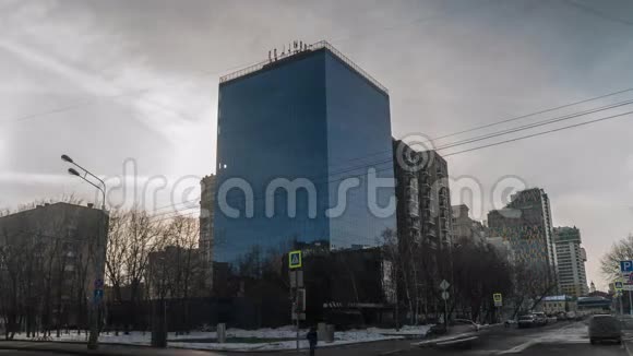 莫斯科冬季街道和镜面建筑时间在阴天视频的预览图
