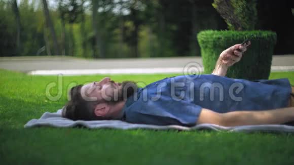 人在露天使用智能手机休息视频的预览图