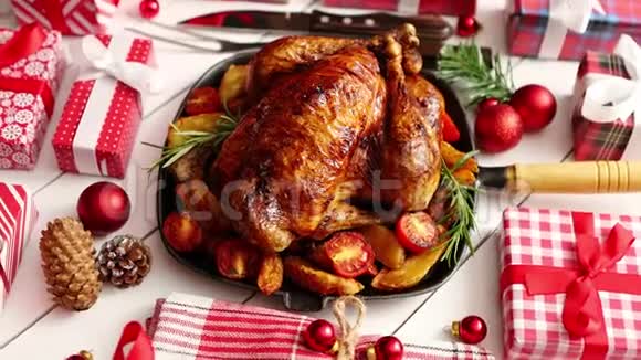 烤全鸡或火鸡配有圣诞装饰视频的预览图