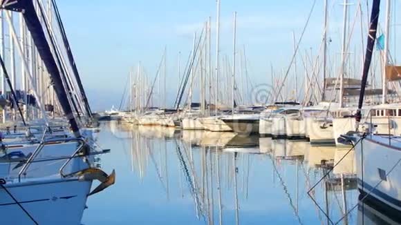 许多美丽的帆船和大帆船停泊在希腊码头在雅典地中海视频的预览图