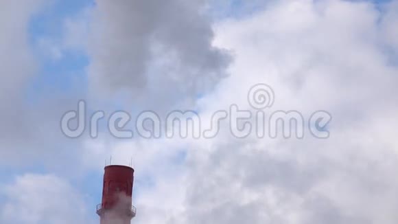 在多云的天空下工业烟堆顶视频的预览图