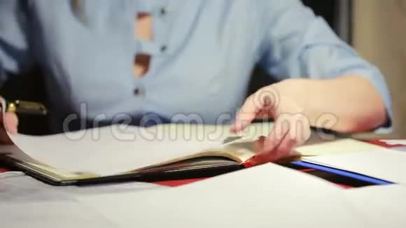 女医生在文件里写了一支领口的钢笔视频的预览图