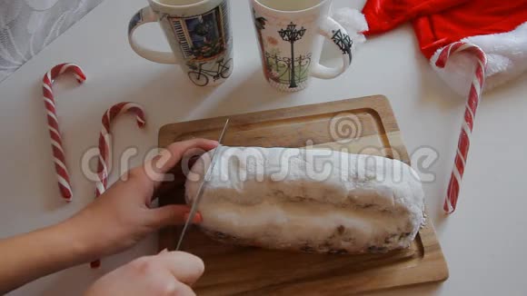 水果饼皮厨师用刀切饼皮切在乡村餐桌上圣诞节视频的预览图