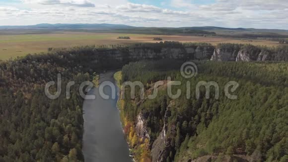 慢的直接空中飞行越过一条平缓的山河松林啊河视频的预览图