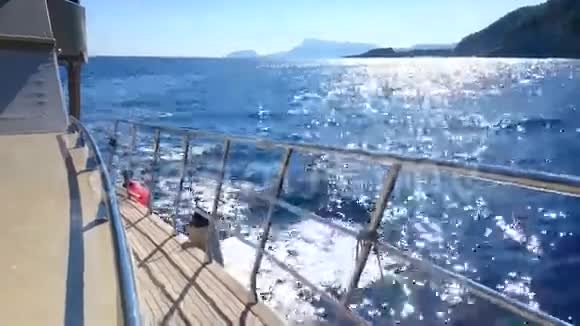 一艘游艇在海面上荡漾着汗水视频的预览图