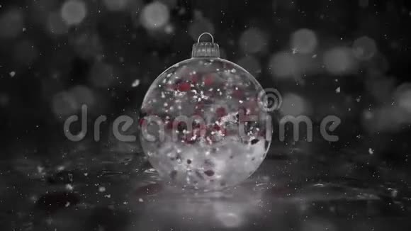 圣诞旋转白冰杯紫雪花红花瓣背景环视频的预览图