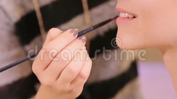 结婚前化妆的女孩视频的预览图