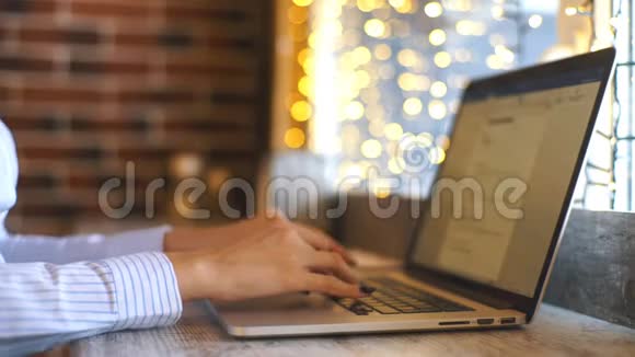 女商人在咖啡馆里用电脑学习文件视频的预览图
