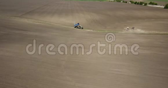 空中全景视频从无人驾驶的农田拖拉机与犁耕土地播种作物在视频的预览图