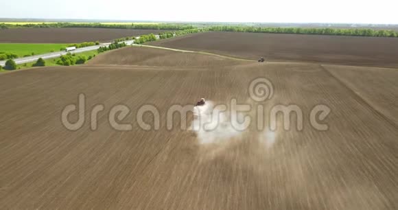 空中全景视频从无人驾驶的农田拖拉机与犁耕土地播种作物在视频的预览图
