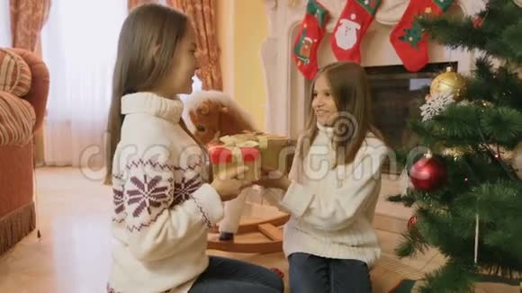两个快乐的女孩早上收到圣诞礼物视频的预览图