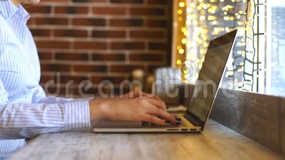 女人在咖啡休息的时候用笔记本电脑双手紧闭视频的预览图