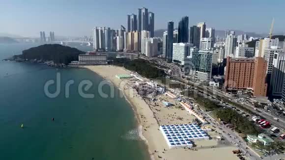 韩国釜山海恩达海滩活动的鸟瞰图亚洲视频的预览图