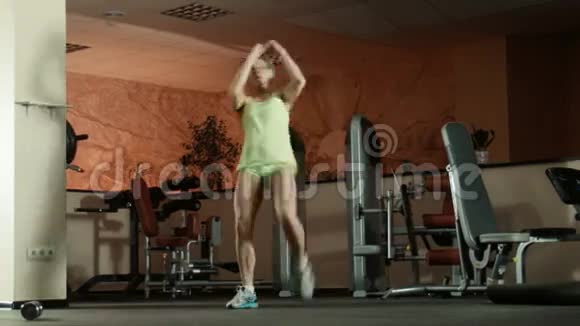 女人在健身馆做格斗动作视频的预览图