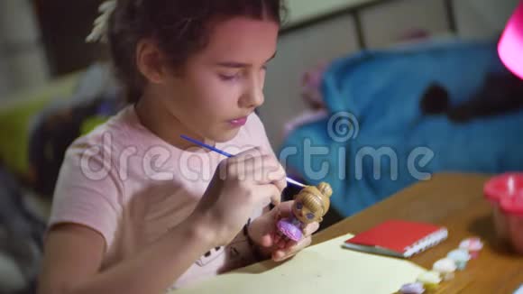 那个女孩孩子画了一个手工劳动娃娃少女室内手工着色自制玩具生活方式视频的预览图