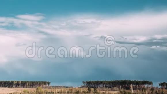 乡村田园春草地景观在风景秀丽的天空下的时间流逝视频的预览图