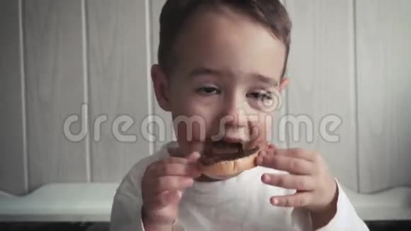 小男孩搞笑黄油面包视频的预览图