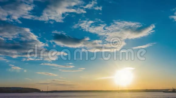 夕阳西下美丽的夏日风景多云的天空和自然的湖泊时光流逝视频的预览图