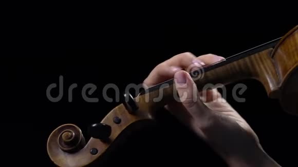 小提琴手用小提琴演奏一篇作文黑色背景关门视频的预览图