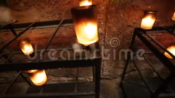 有蜡烛的桌子视频的预览图