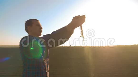 曼农在肥沃的农田土地上考察土壤质量农夫手里拿着泥土农学家视频的预览图