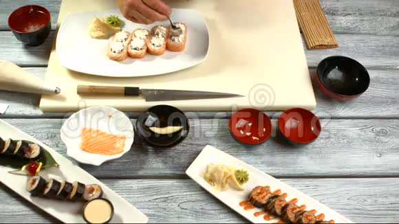 手把鱼子酱放到寿司上视频的预览图