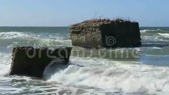 一波又一波的二战老掩体沃特罗波罗的海海岸海滩视频的预览图